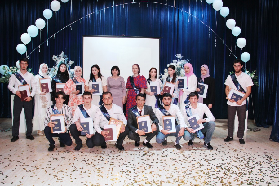 Вручение дипломов выпускникам