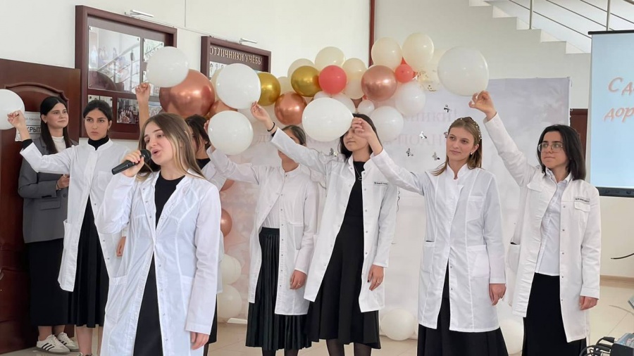 С Днем учителя.