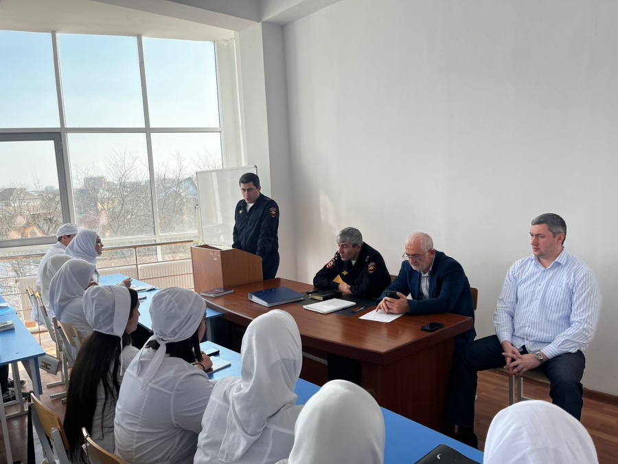 Встреча сотрудников ОМВД России по г.Хасавюрт со студентами.