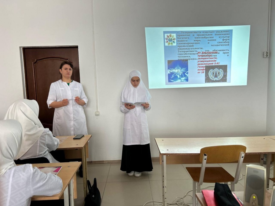 В ПОАНО "Медицинский колледж "г.Хасавюрт  на 1 курсе ,отделения-"Сестринское дело" прошёл классный час на  тему:"Толерантность.Мы разные,но мы вместе ".