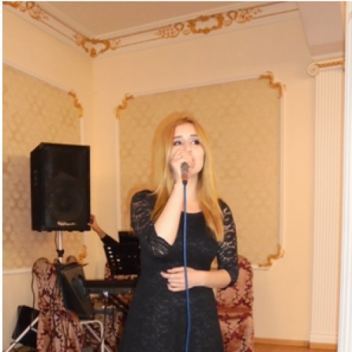 Студентка медицинского колледжа. Исполняет песню на английском языке.