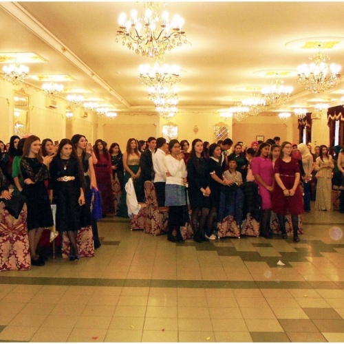 Студенты медицинского колледжа на осеннем балу