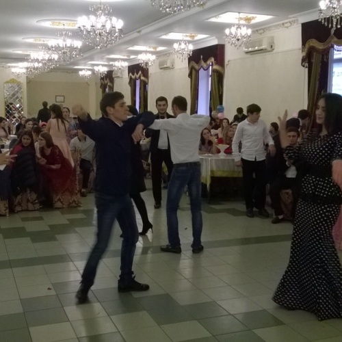 Студенты танцуют под зажигательную лезгинку