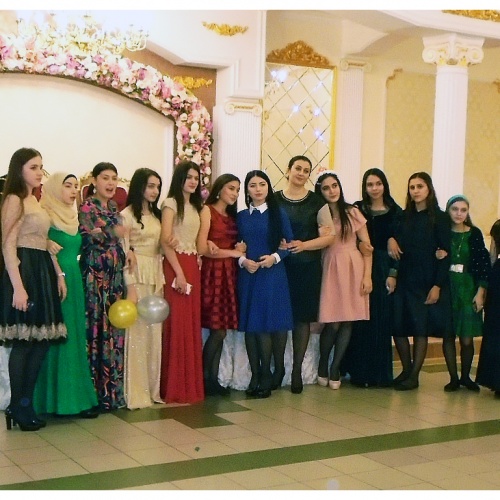 Студенты медицинского колледжа с преподавателем