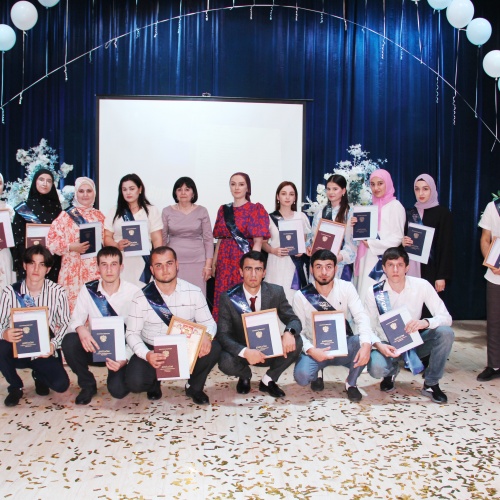 Вручение дипломов выпускникам