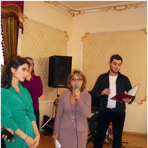 Преподаватели произносят речь